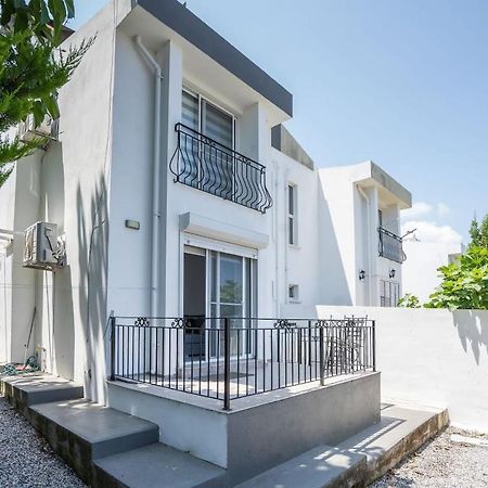 Villa Blue Кирения Екстериор снимка