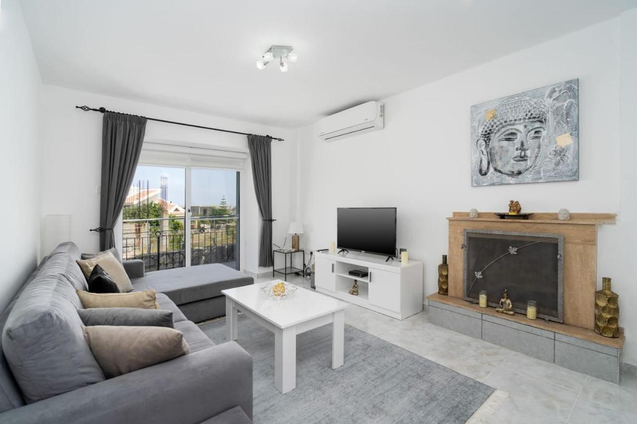 Villa Blue Кирения Екстериор снимка