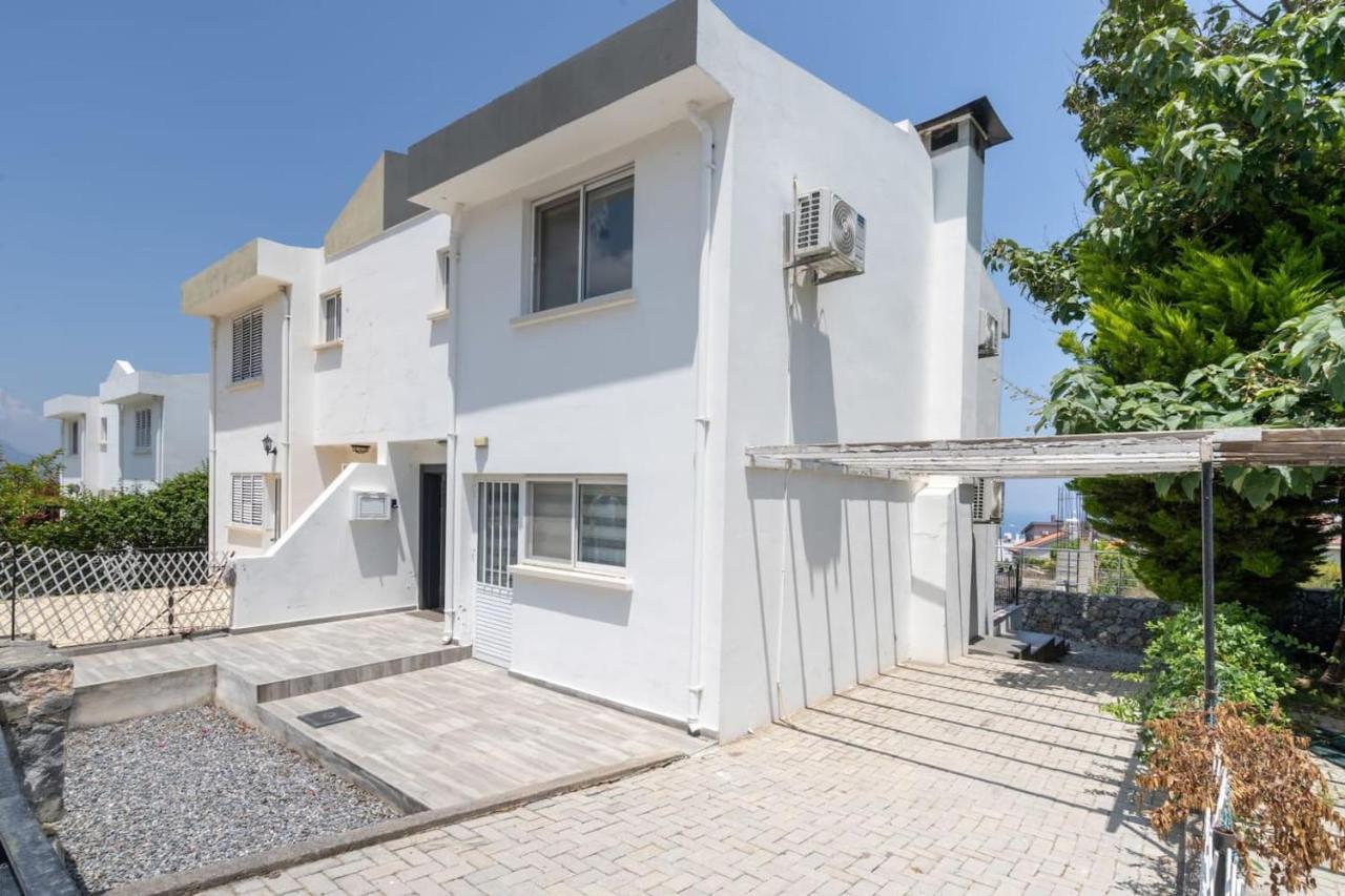 Villa Blue Кирения Екстериор снимка