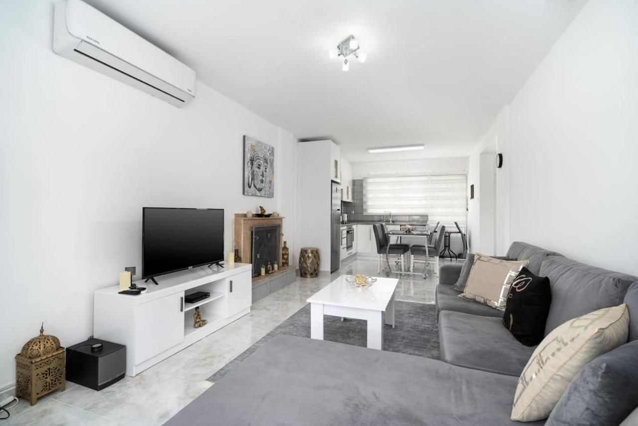 Villa Blue Кирения Екстериор снимка