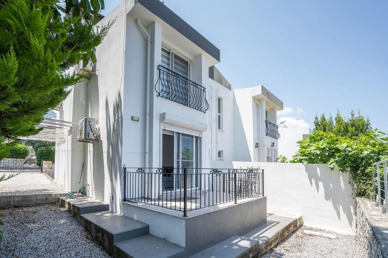 Villa Blue Кирения Екстериор снимка